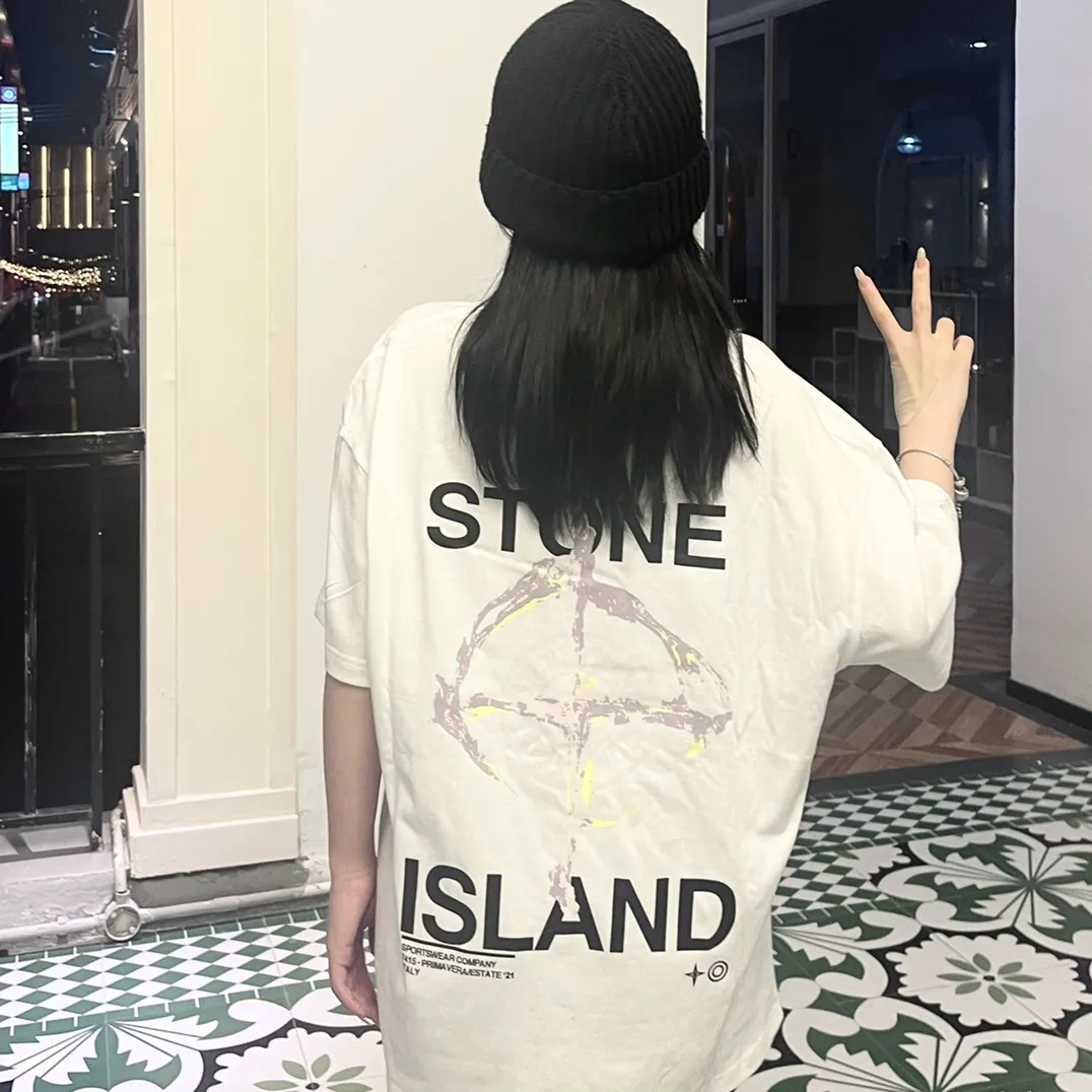 W620#P110💰 [Stone lsland/Stone Island summer new short-sleeved T-shirt with ruins compass print on the back] ⚠️[Original creation with high control of details] - Made of 260g combed cotton 32-count double yarn, soft and comfortable to the touch, sweat-absorbent and breathable. - Simple basic and versatile style, original single quality, the first choice for couples. - Made in a large factory, four needles and five threads on the shoulder, neat alignment, high quality workmanship. - Same style for men and women. Very versatile, one piece for everyone, details are clearly visible. Color: Black White Size: M L